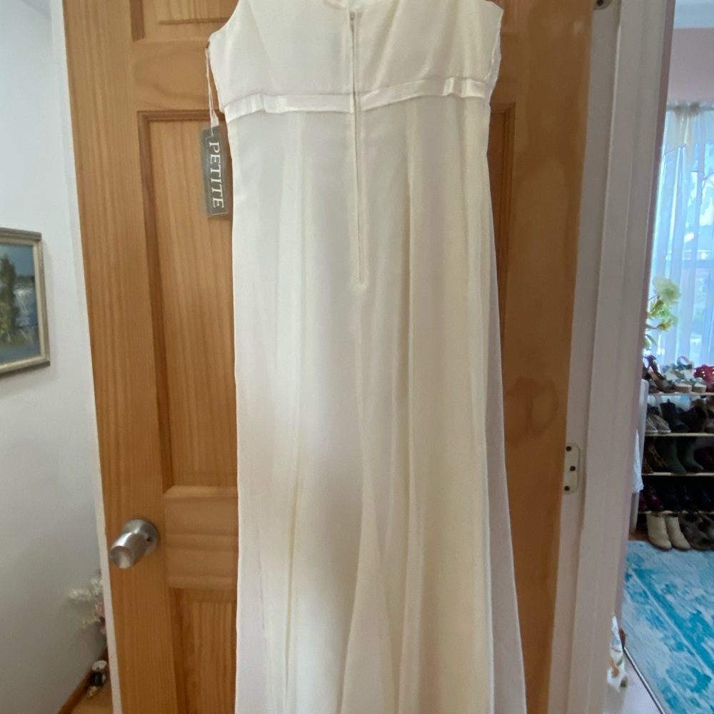 Beautiful white dress all 100 pollster and Saitin with all shear .